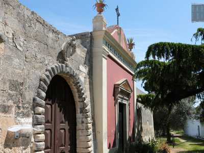 La seconda struttura � invece nascosta da possenti mura...